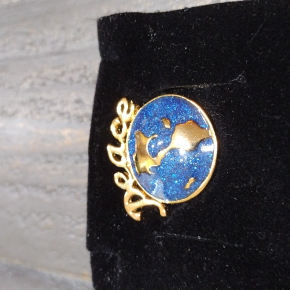 VINTAGE AVON 1992 ENAMEL PEACE PIN - Picture 2 of 6